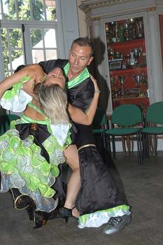 Ballerini per la Festa Tropical latina
