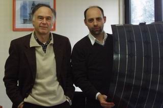 Diego Avesani e Gustavo Gioco con il pannello flessibile